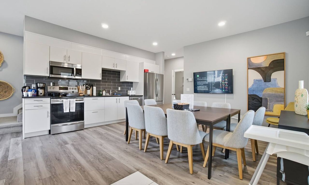 North Central Edmonton Apartment | Monica - Large 6BR Family Home in Central Location!