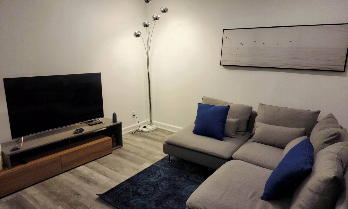 Cote-Des-Neiges—Notre-Dame-De-Grace Apartment | Montreal Rental 4 BRs/2.5 Bathrooms + Parking