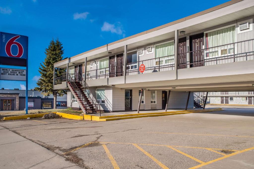 Fort St. John Hotel | Motel 6-Fort St. John, BC