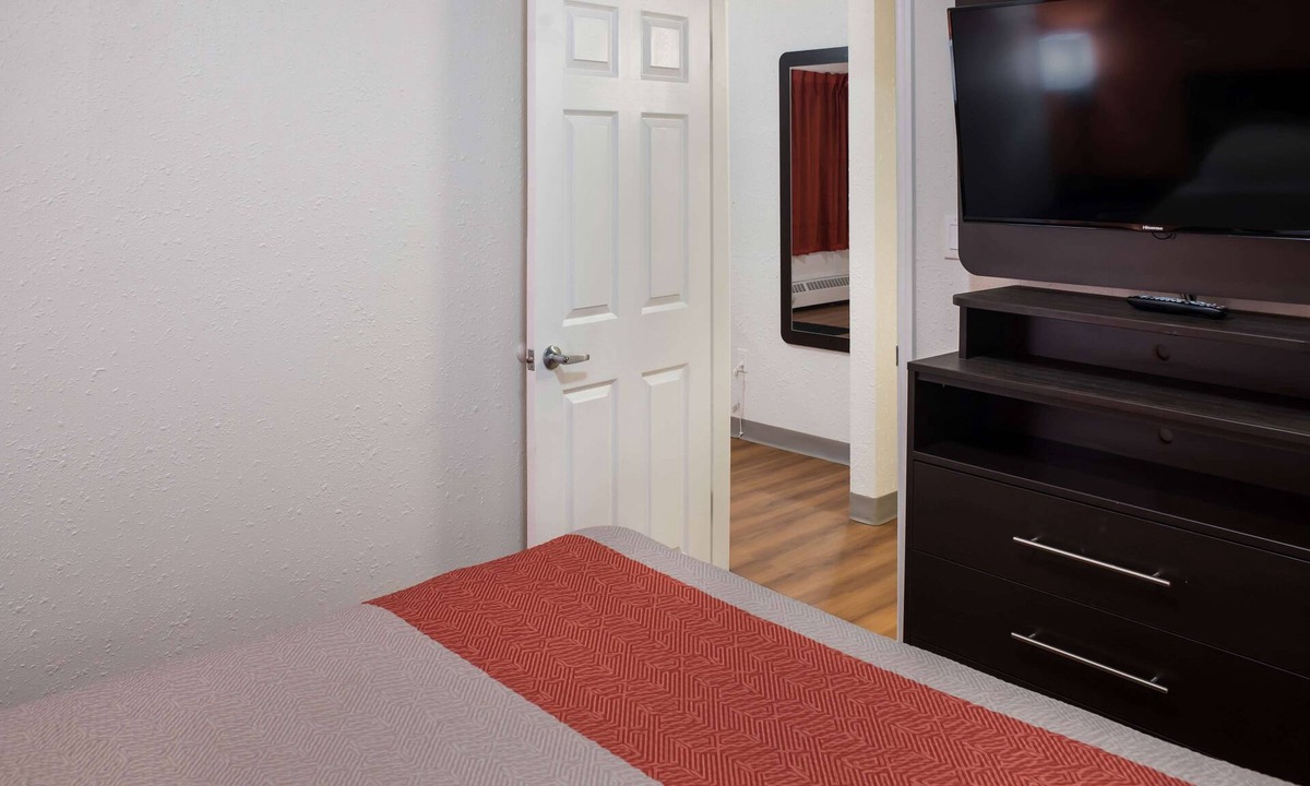 Fort St. John Hotel | Motel 6 Fort St. John, BC