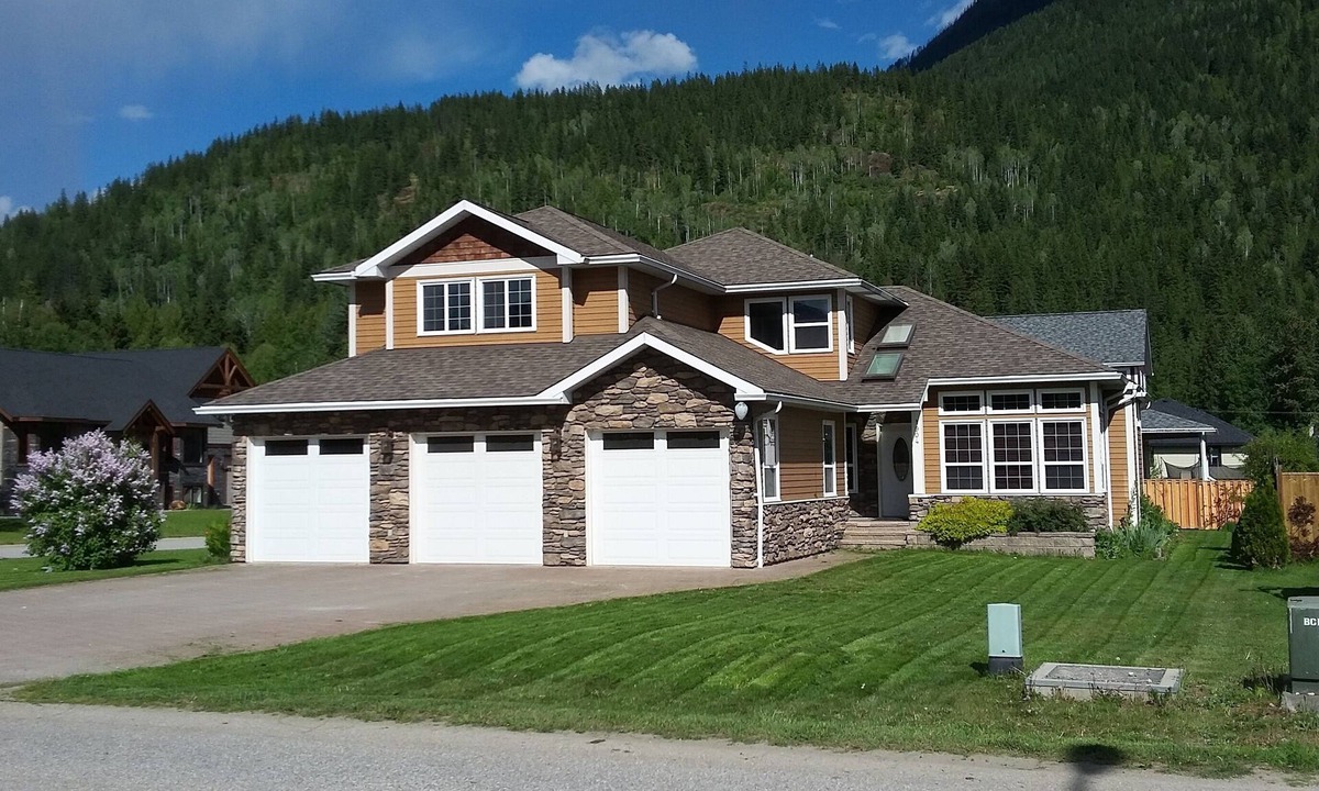 Revelstoke Ski Chalet | Mountain Bikers Paradise