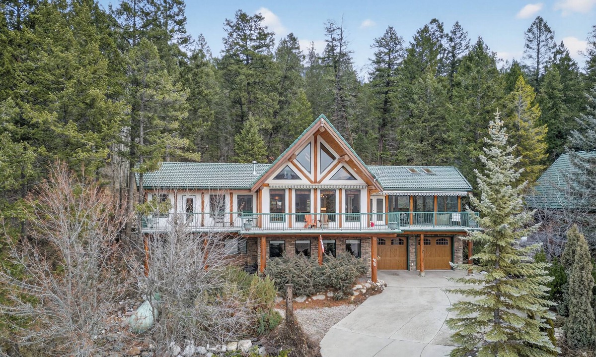 East Kootenay Cottage | Mountain Top Springs Retreat, A Private Luxury Lodge; Views, Hot Tub, Pool Table