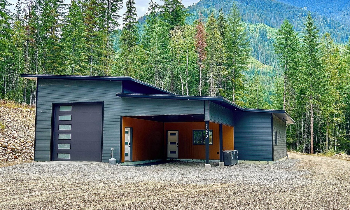Craigellachie House | Mountain Retreat Between Revelstoke & Sicamous - Sled, Ski, Hike, Fish, Relax