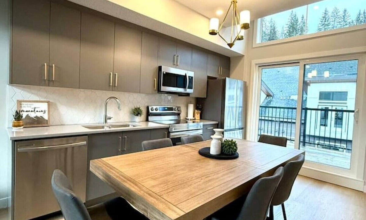 Harvie Heights House | Mountain Retreat w/Views & Hot Tub Near Banff Gates
