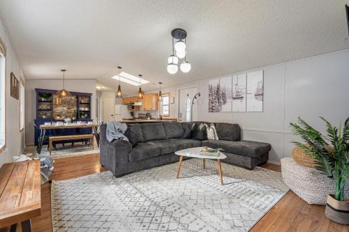 Blairmore House | Mountain Time I Powderkeg I Firepit l King Bed