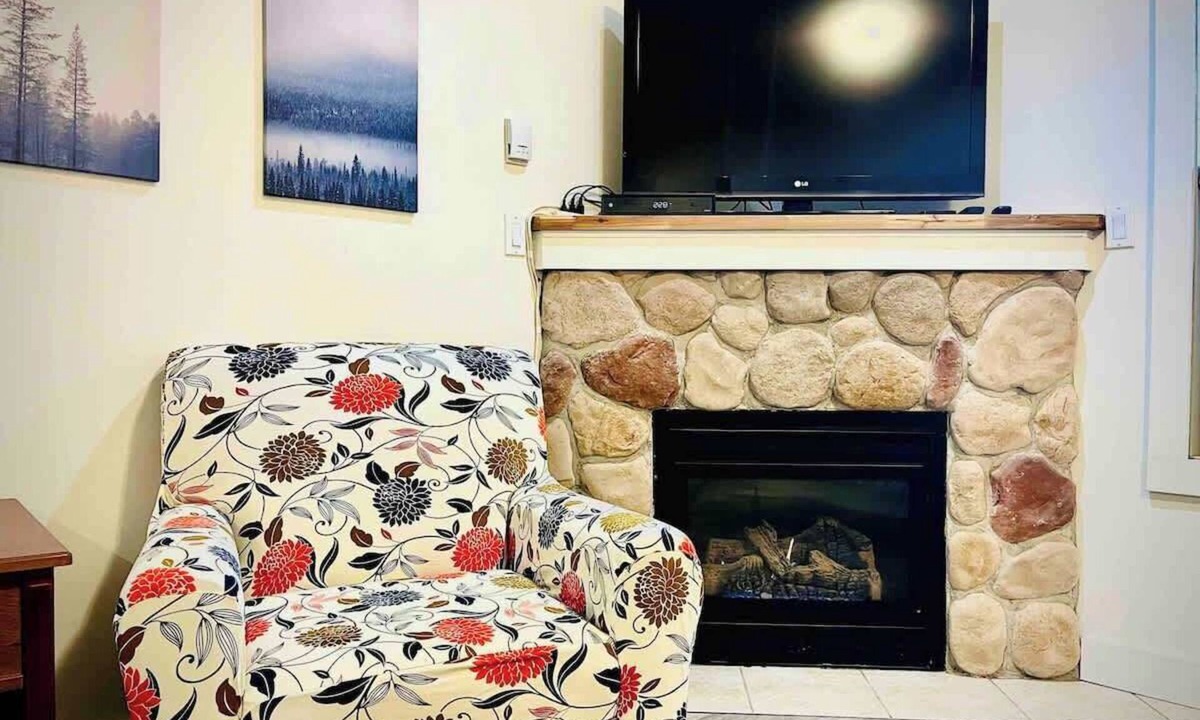 West Fernie Condo | Mountain View Studio with Deck, BBQ & Pool