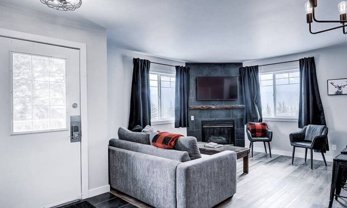 Harvie Heights Apartment | Mountain Views & Hot Tub Minutes to Banff Park