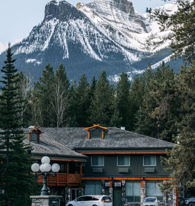 Lake Louise Hotel | Mountaineer Lodge