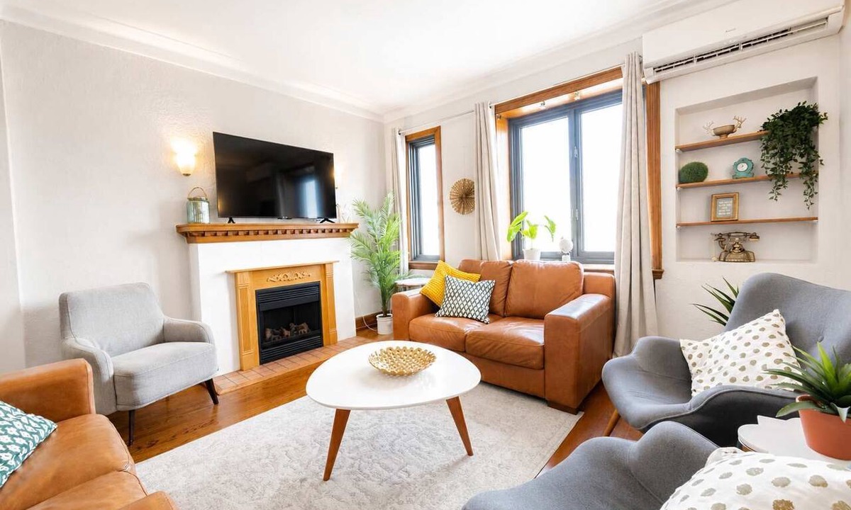 Plateau Mont Royal Apartment | MTLVR #06 | Gather with family, prime location