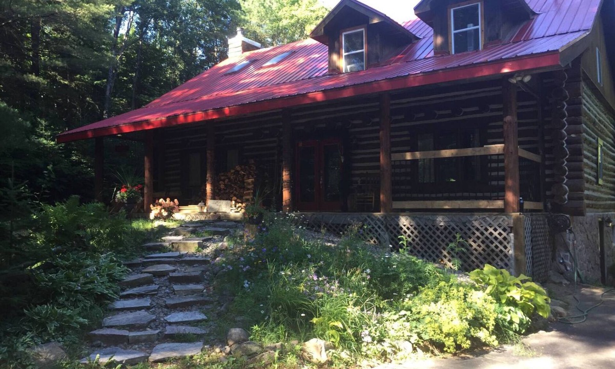 Novar Cottage | Muskoka Cabin No cleaning fee Pool Table Hot Tub Dogs Close to Lakes