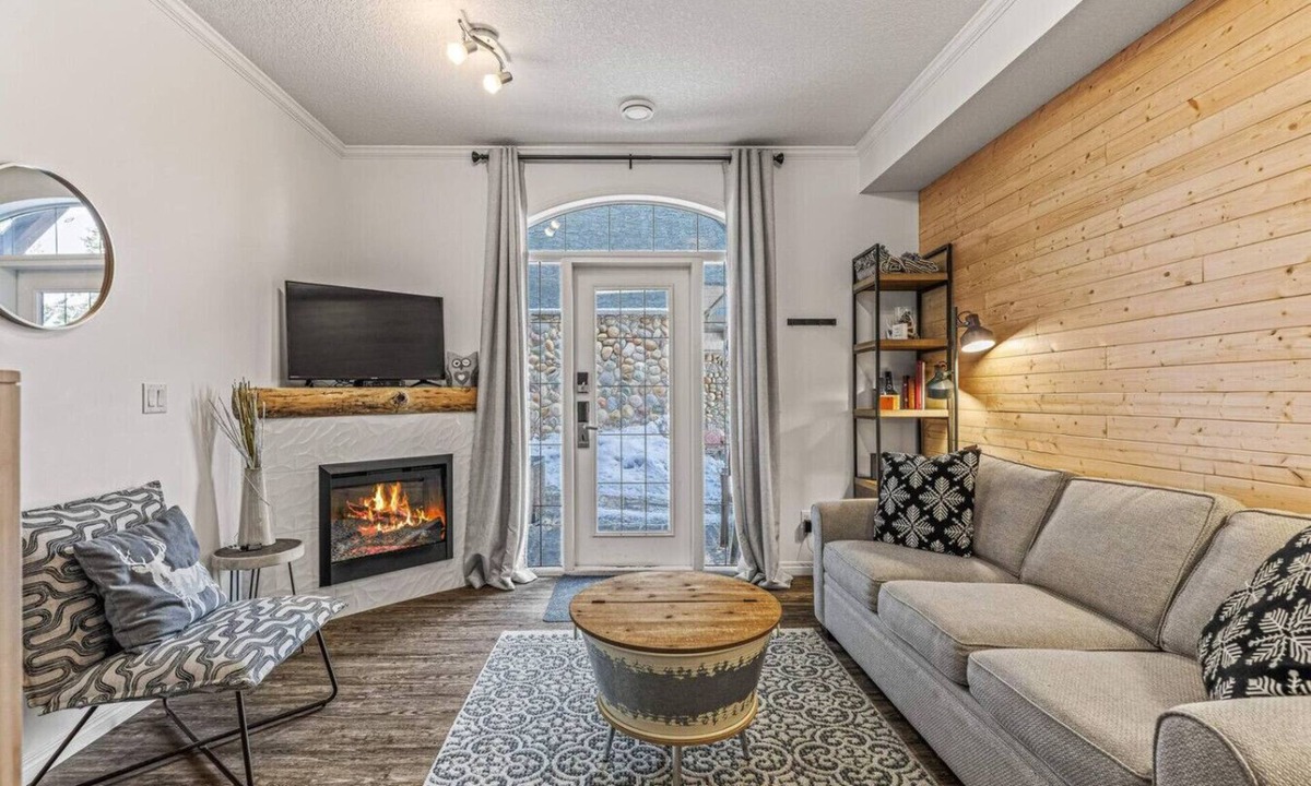 Canmore Ski Chalet | Mystic 2BR Townhome. Near DT with Pool & Hot tub!