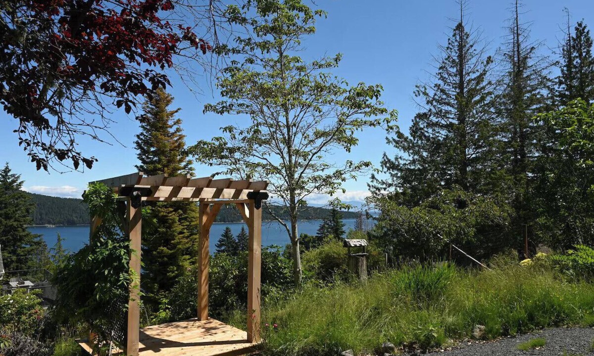 Regional District of Nanaimo House | Nanaimo Nanoose Ocean Mirage |STEPS TO THE WATER