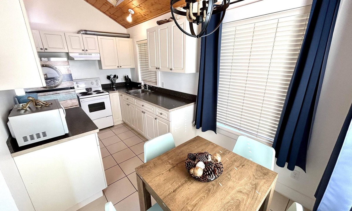 Anglemont Cabin | Nauti Cabin with HOT TUB! - Shuswap Vacations and Sledding Accommodation