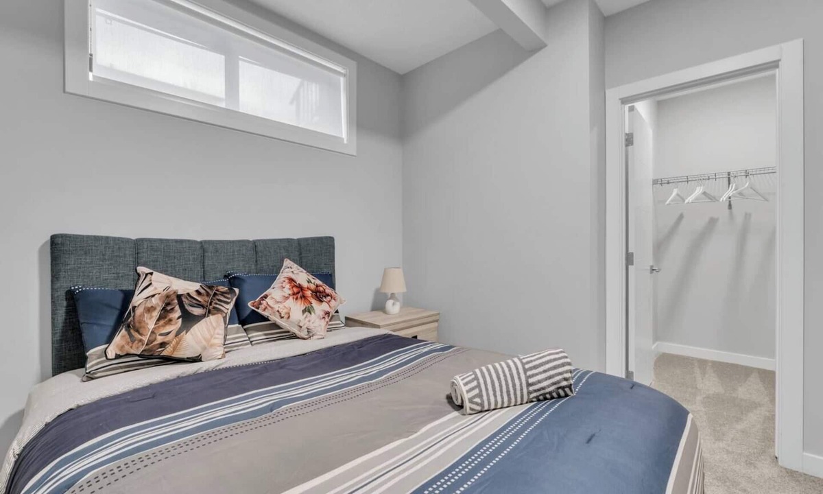 Northwest Calgary House | Near Banff: Spacious 1 Bedroom Suite Private Entry