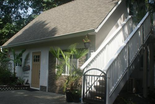 Regional District of Nanaimo House | Nesting Ravens cottage