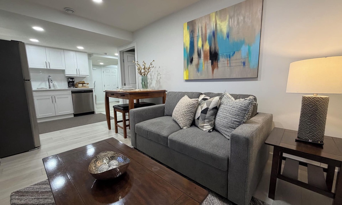 Northwest Edmonton House | New, Cozy 1-Bed Room, Bsm Suite. with AC in Beautiful Edmonton, Prívate Entry.