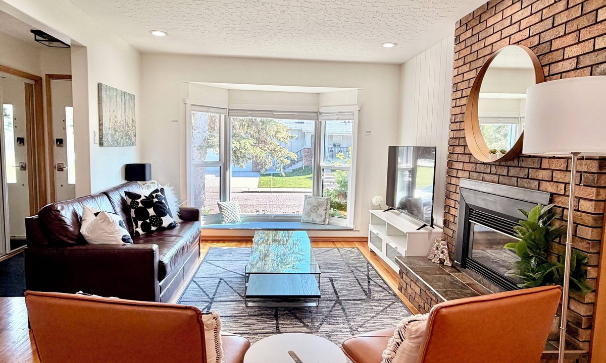 Brentwood House | New | Intro Price | Bright 5BR Dual-Suite Near UofC | Games + Gym + BBQ | 13m DT