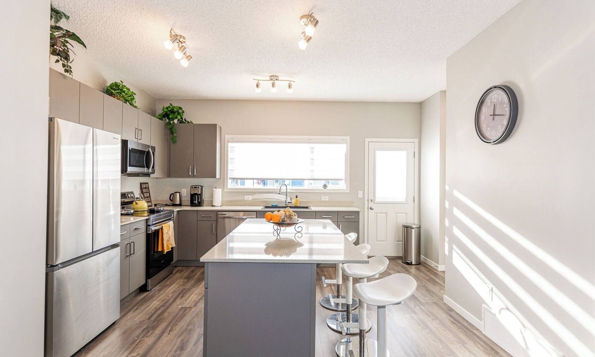 Southwest Edmonton House | New Lavender Home /2 Living Spaces /Pet friendly