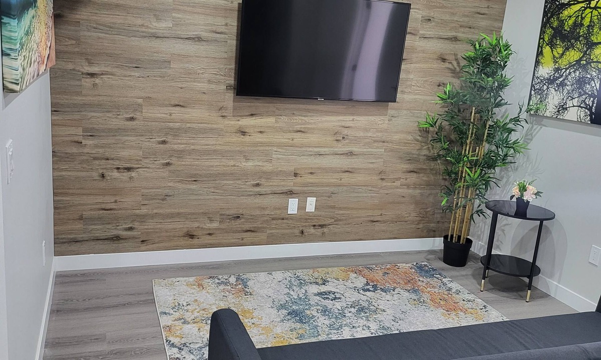 Northwest Calgary Apartment | New Luxury 2 Bedroom + Den Suite NW Calgary