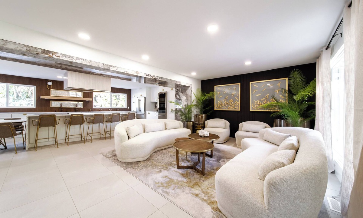 Northwest Edmonton House | *NEW*Luxury Retreat*Hot Tub*King Beds*A/C