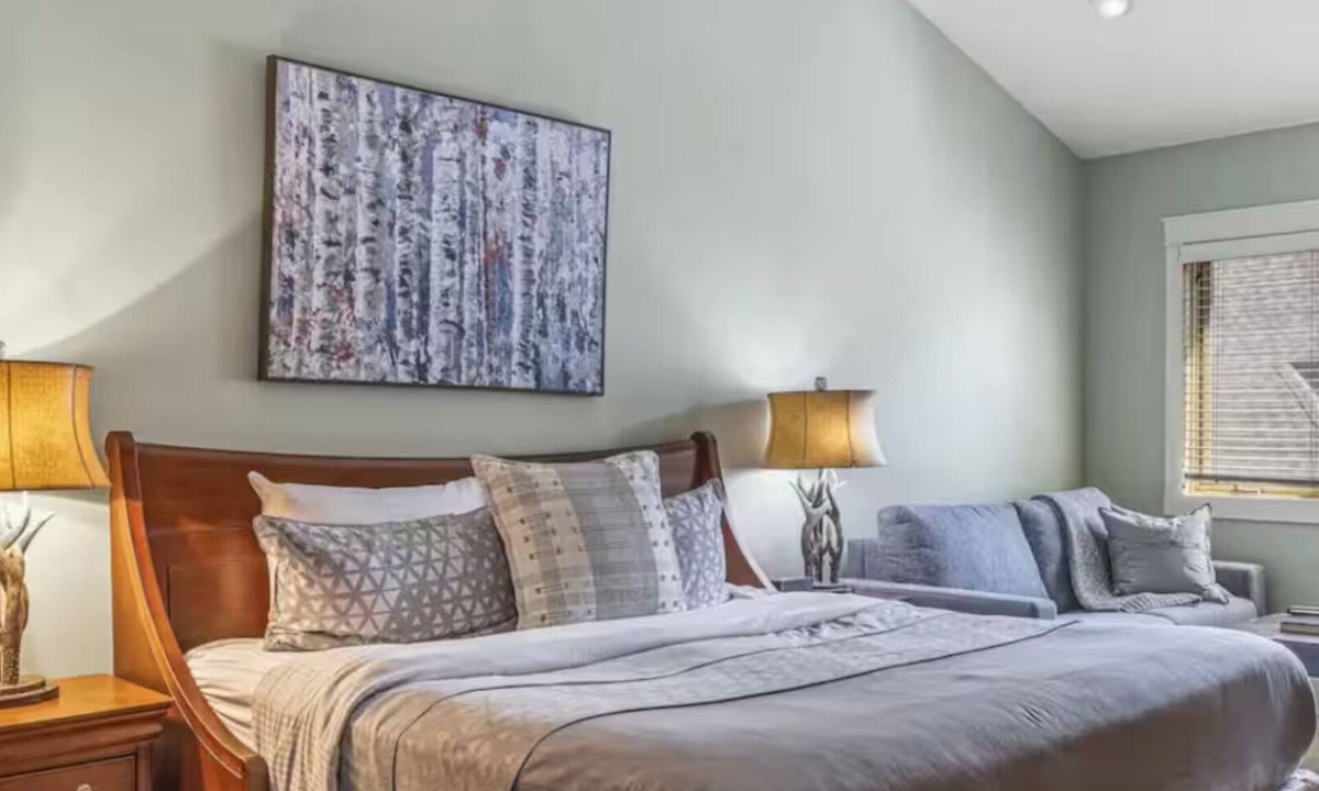 Canmore Hotel | *NEW ON MARKET, One Spacious Room with King bed & Sofa bed with pool and hot tub