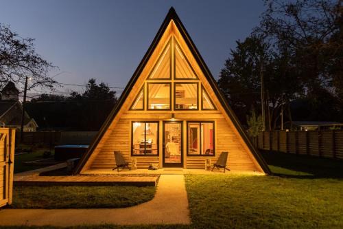 Black Mountain Ski Chalet | New Scandi-camp A-Frame, Hot Tub, Views, Walk Downtown