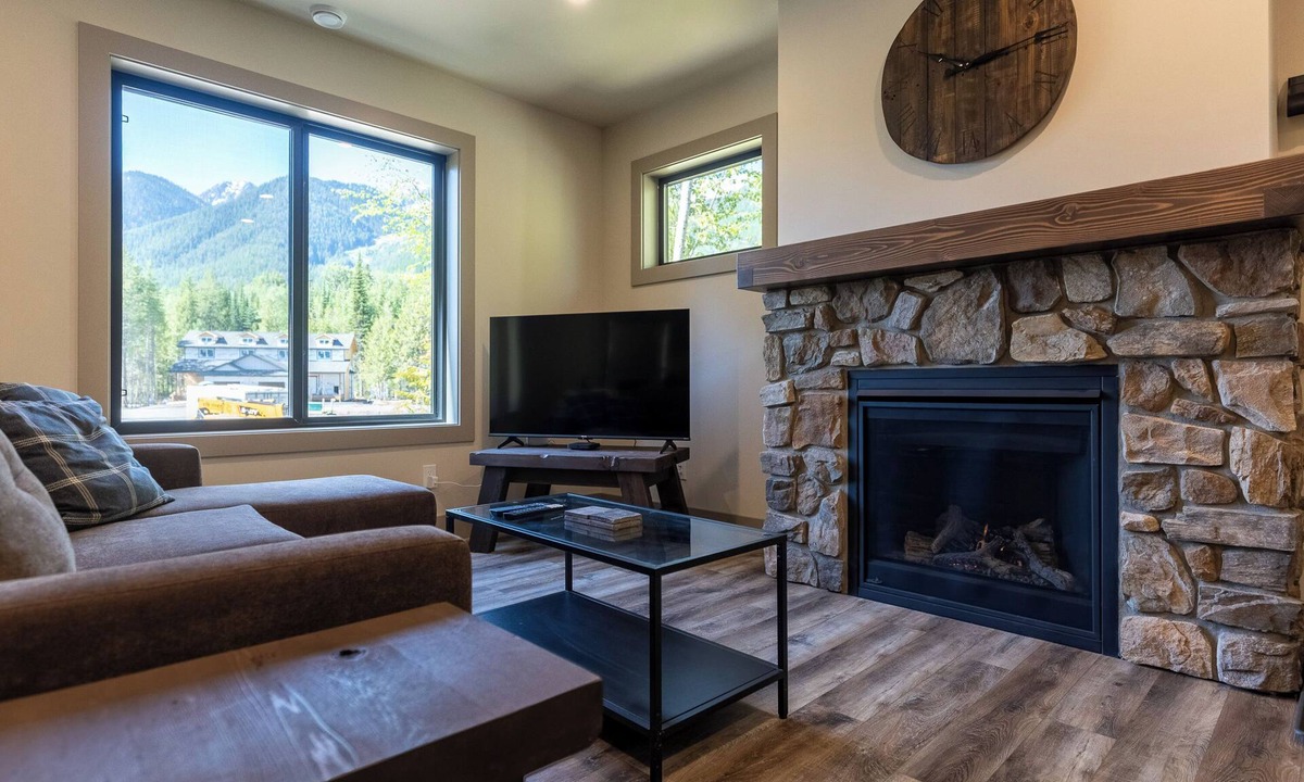 Fernie Ski Chalet | Newly Built 2 Bedrooms. Sleeps 4 Adults. AC