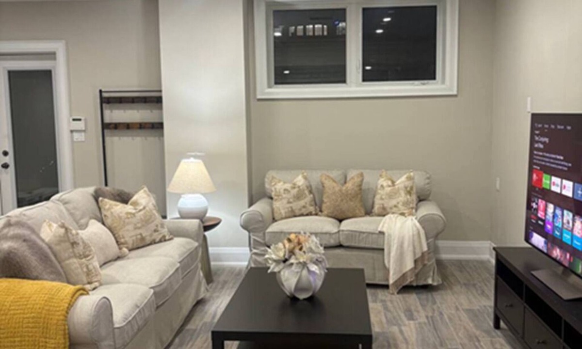 Englemount - Lawrence Apartment | Newly Decorated Family-friendly Home Comfortable & Modern Midtown, TTC Shopping