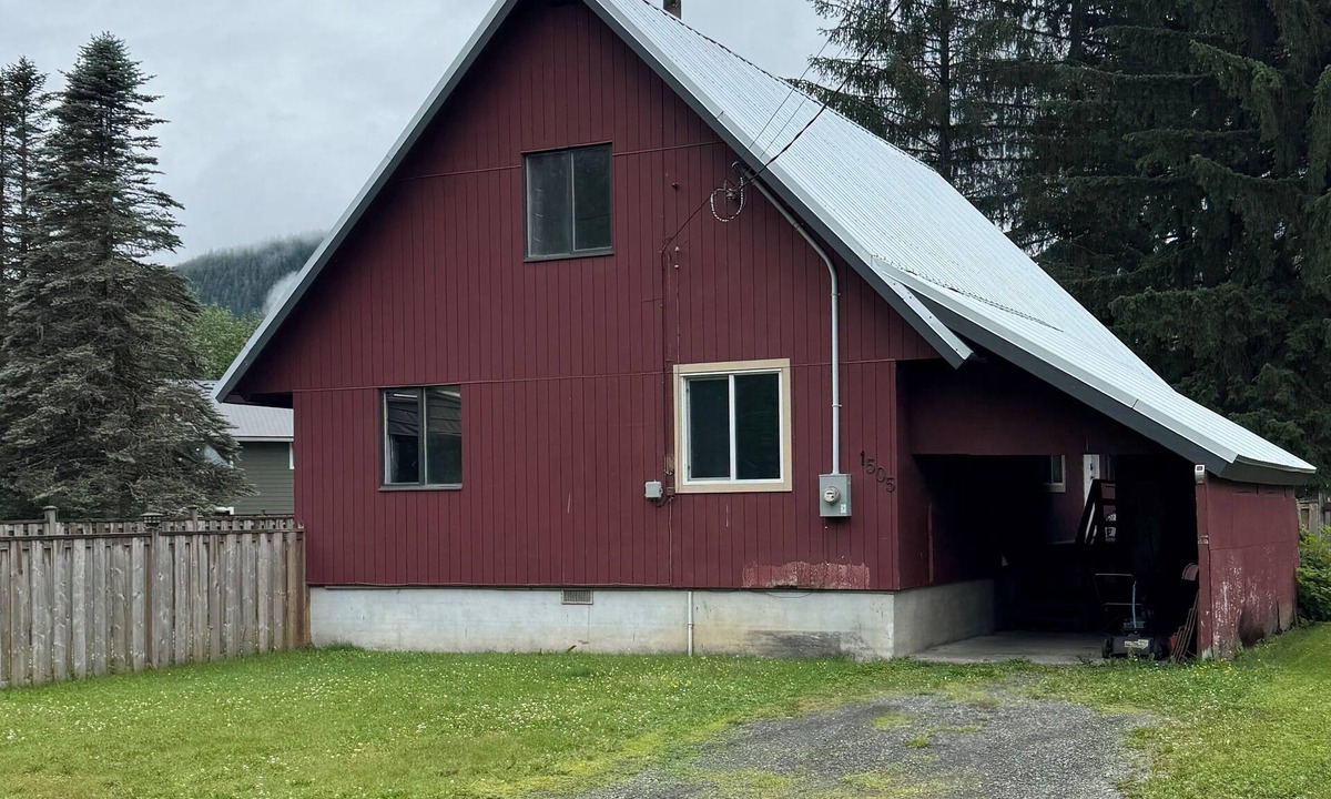 Stewart House | NEWLY RENOVATED! Cozy Mountain View Home with Fenced Back yard and Fire Pit.