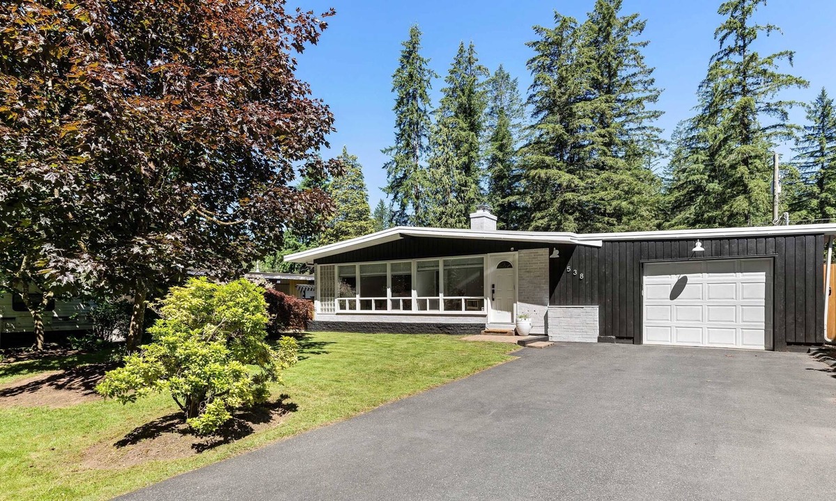Cultus Lake House | Newly Renovated Lake House-7 Bed-2min Walk to Lake