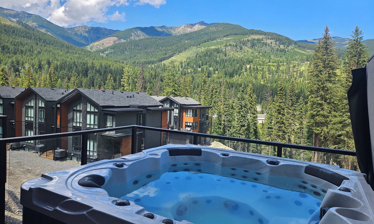 East Kootenay Apartment | Nordix Townhouse | 3 BDRM | Pet friendly | Hot Tub