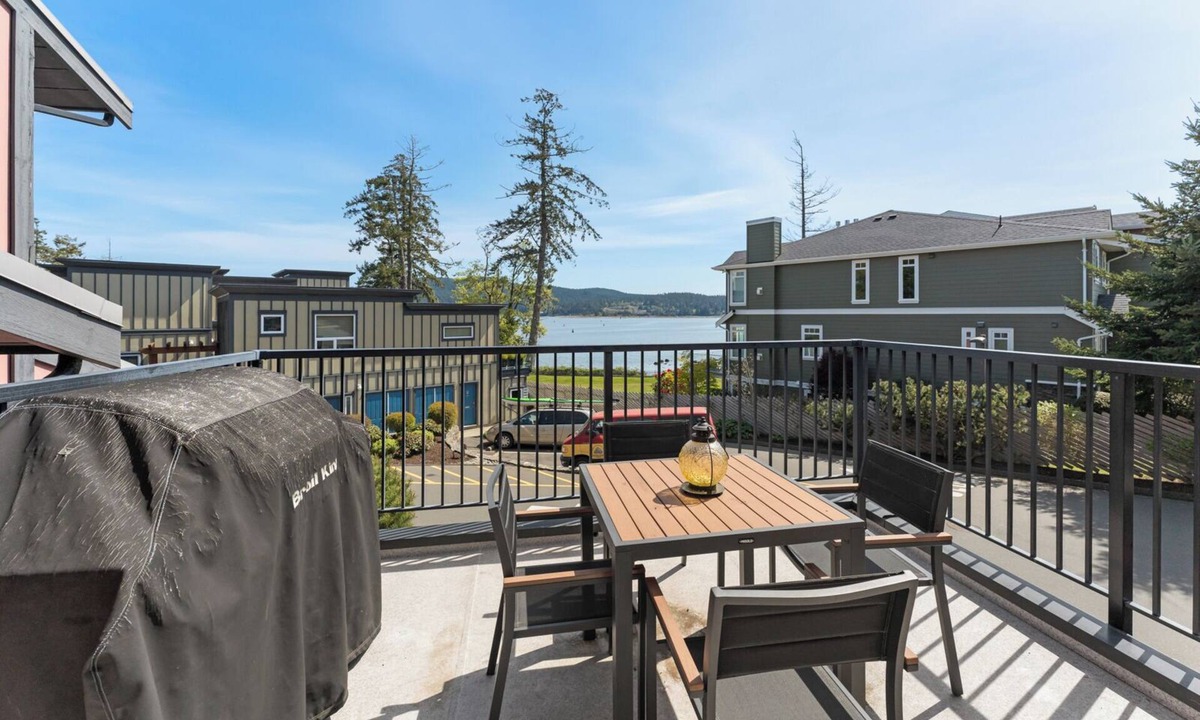 Sooke House | Ocean View 2 Bedroom Pet Friendly Townhome, Sooke, BC