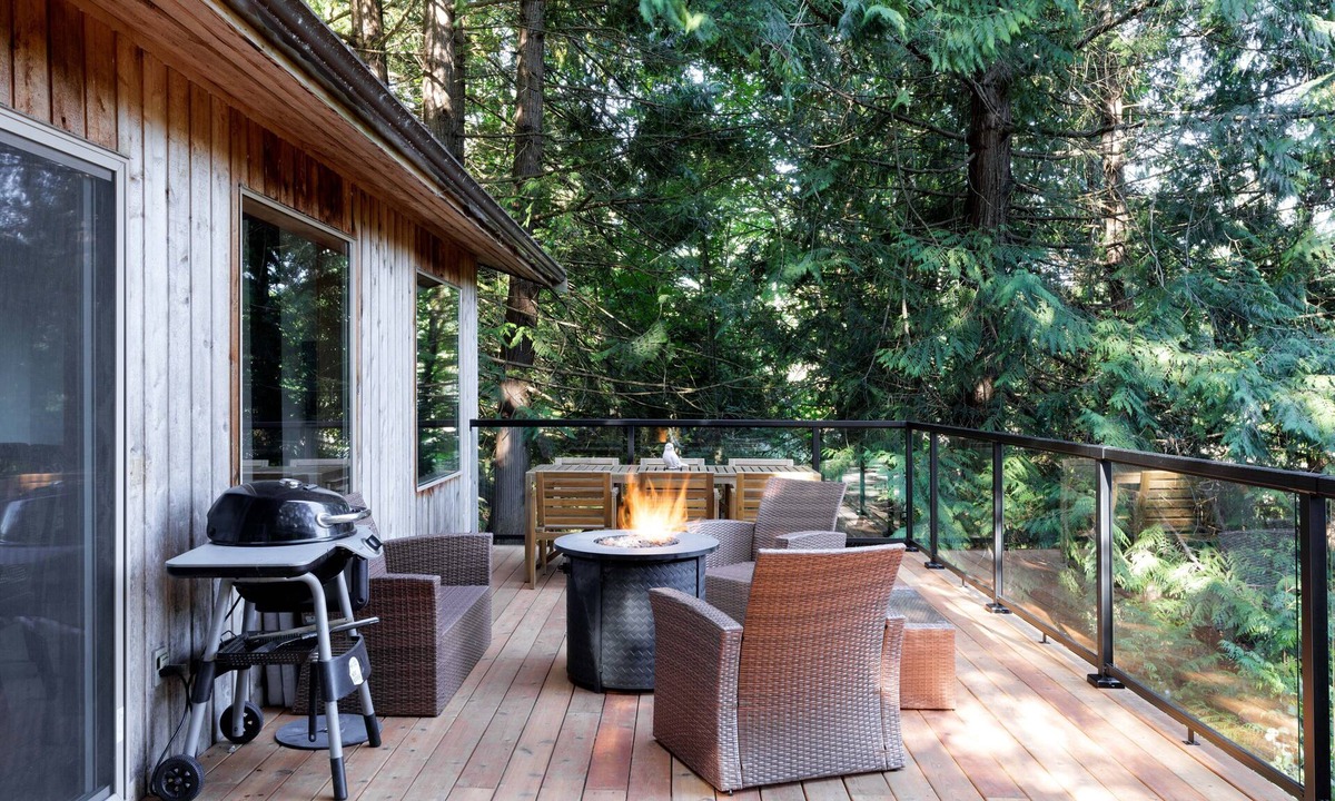 Salt Spring Island Cabin | Ocean Vista in The woods a cozy cabin located in Salt Spring.