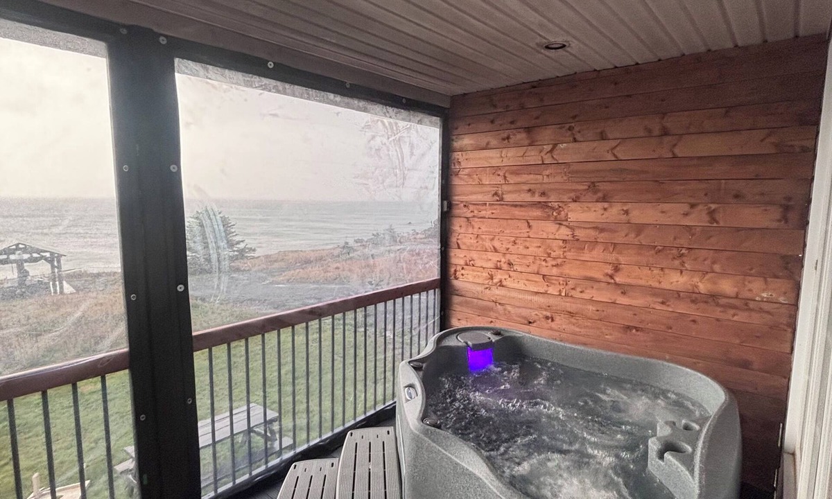 Cavendish Cottage | Oceanfront Boutique Retreat~Hot Tub~Woodstove
