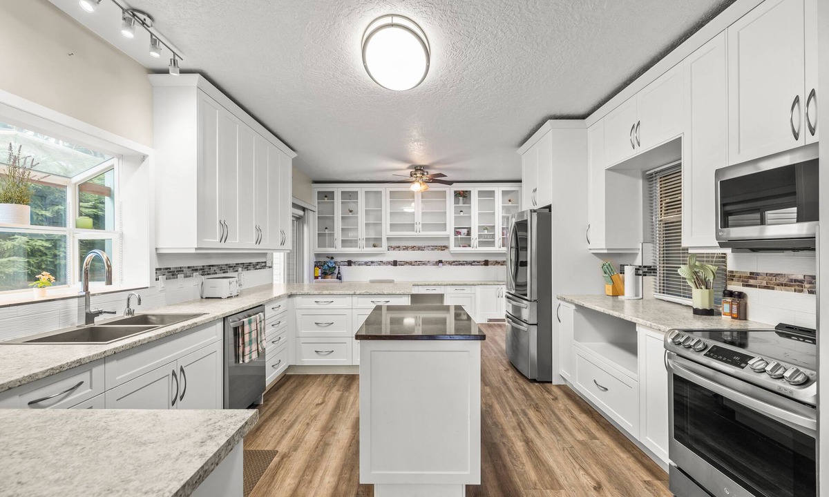 Sooke House | Oceanfront House, Sleeps 6, Hot tub, Parking