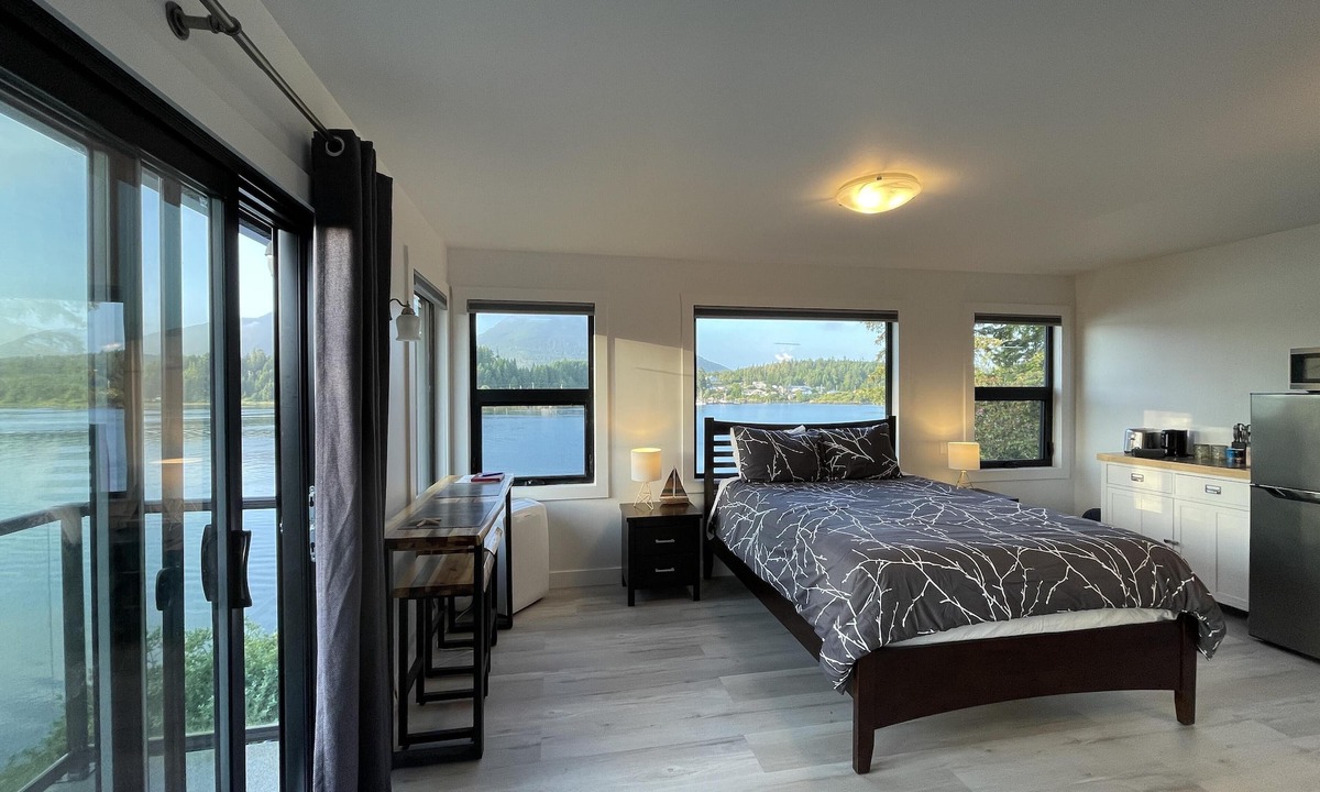 Ucluelet Hotel | Oceanfront Room with Hot Tub & Firepit