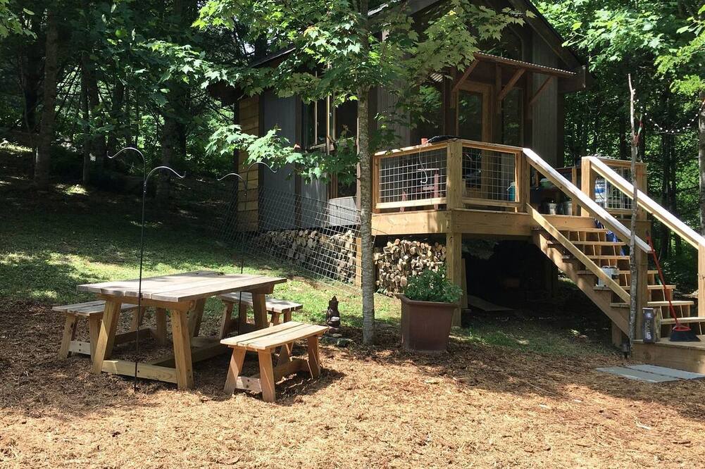 Asheville Cabin | Off Grid Tiny Cabin Ideal for Couples in Burnsville, North Carolina