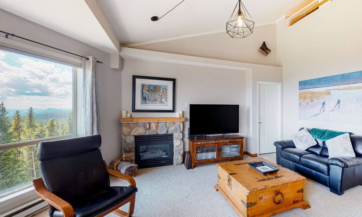 Big White Ski Resort Condo | Okanagan - Hilltop Hideaway Condo - Legacy 401A