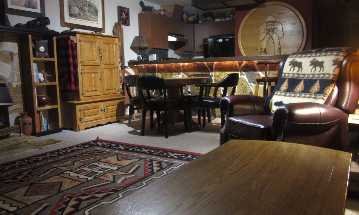 Fernie Condo | On Hill, Luxury King Bed, Daylodge Ski Locker! 2 baths, hot tubs,