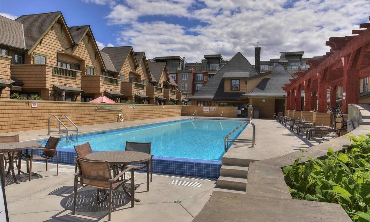 South Pandosy House | On the water, sleeps 12-14 people, with pool!