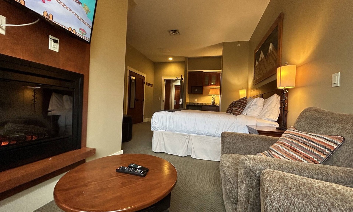 Cougar Creek Apartment | One Spacious Room with king bed & sofa bed.W/pool/tub