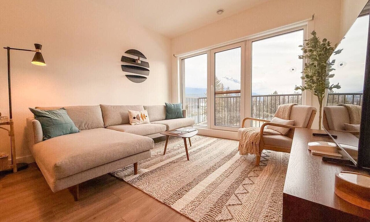 Golden Apartment | Oso Skyview Suite - DT modern 2 bed, 2 bath