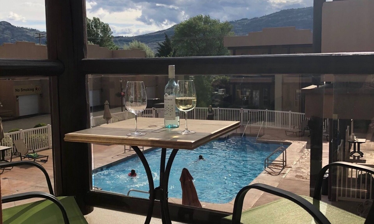 Osoyoos Hotel | Osoyoos Lake Retreat/King Bed/Pool & Hot Tub View/Pet Friendly Getaway