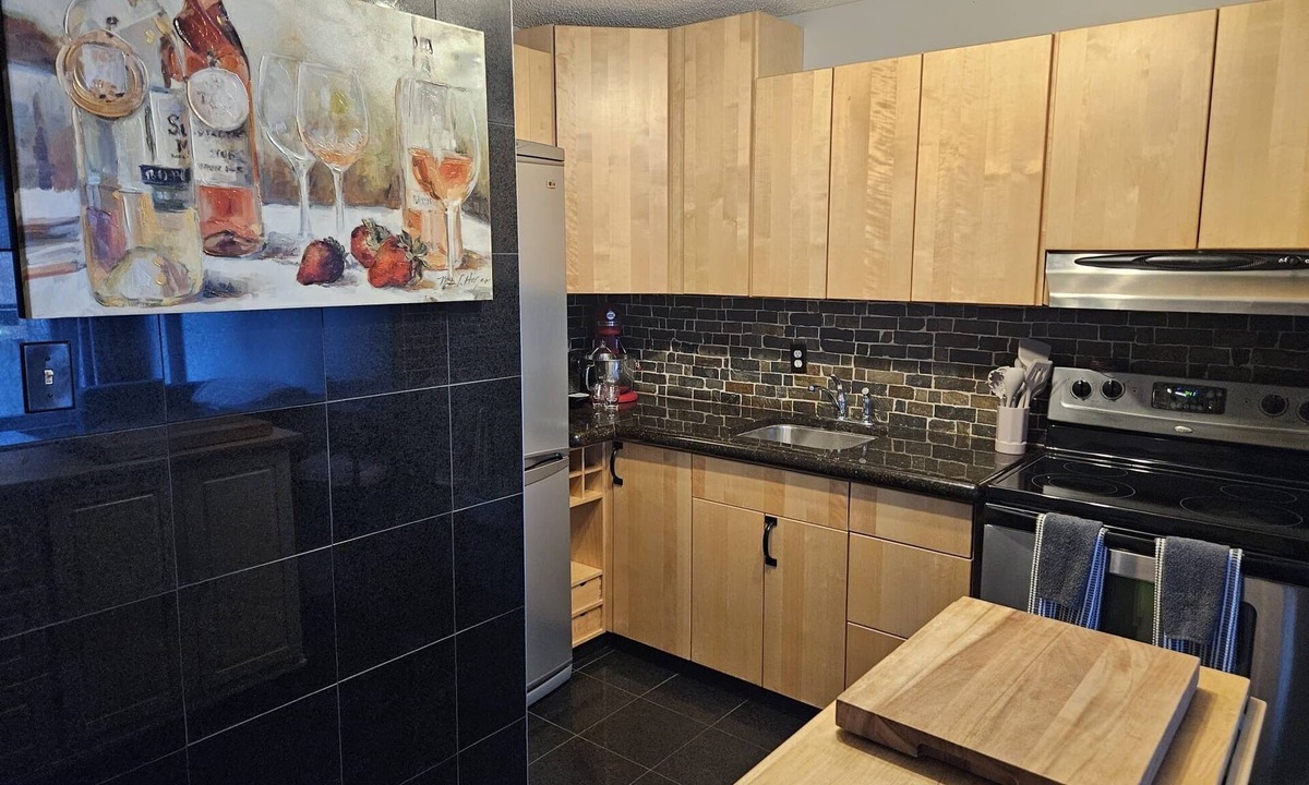 Beltline Condo | Our Cozy Downtown Calgary Retreat -With Amenities!