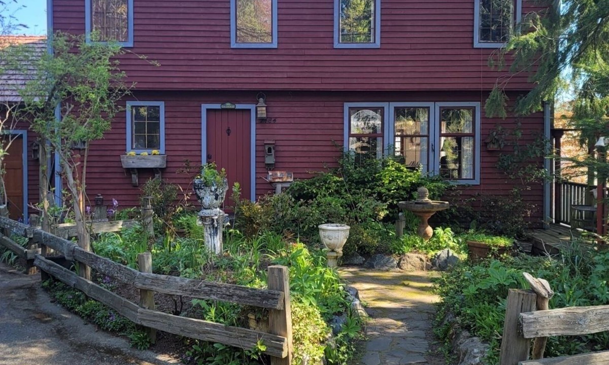 Saanich East House | Outstanding Victoria location in beautiful Cadboro Bay