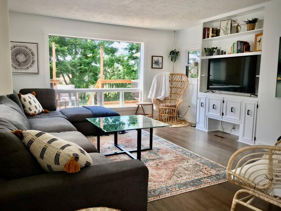 Montague House | Parkman Pad in Montague