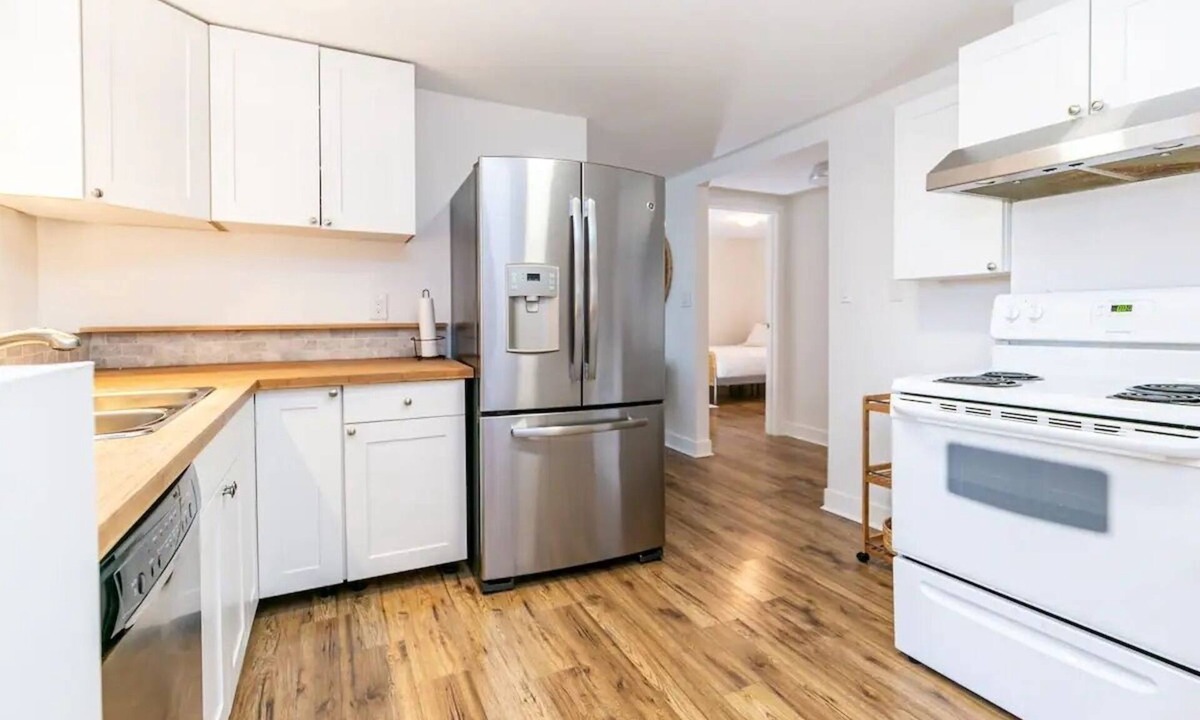 Saanich East Apartment | PEACEFUL 2BR OASIS WITH A LARGE PRIVATE YARD