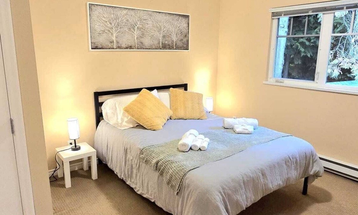 Upper Lonsdale House | Peaceful and Spacious Room with shared kitchen and bathroom in North Vancouver