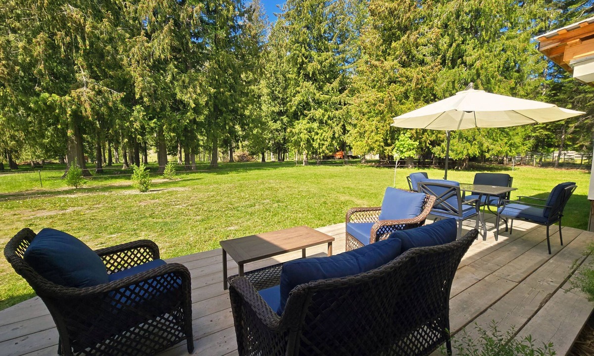 Creston House | Peaceful Cedar Forest Guesthouse On Historic Farm