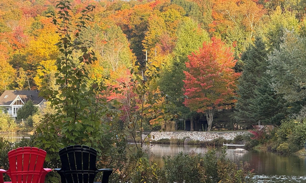 Saint-Hippolyte House | Peaceful Lakefront Chalet on a Private Lake